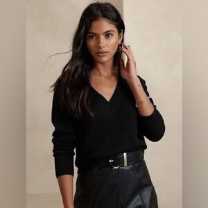 NWT Banana Republic Factory Black V-Neck Essential Sweater - Petite XL